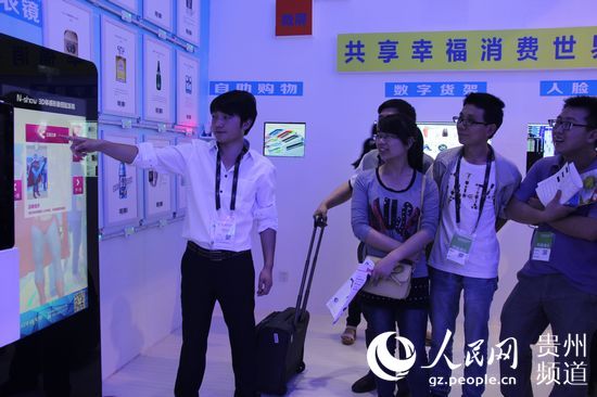 圖為工作人員進(jìn)行3D體感試衣展示。王欽 攝