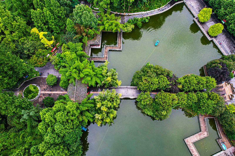 貴州黔西：巡湖護(hù)綠公園美。