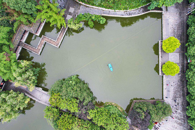 貴州黔西：巡湖護(hù)綠公園美。