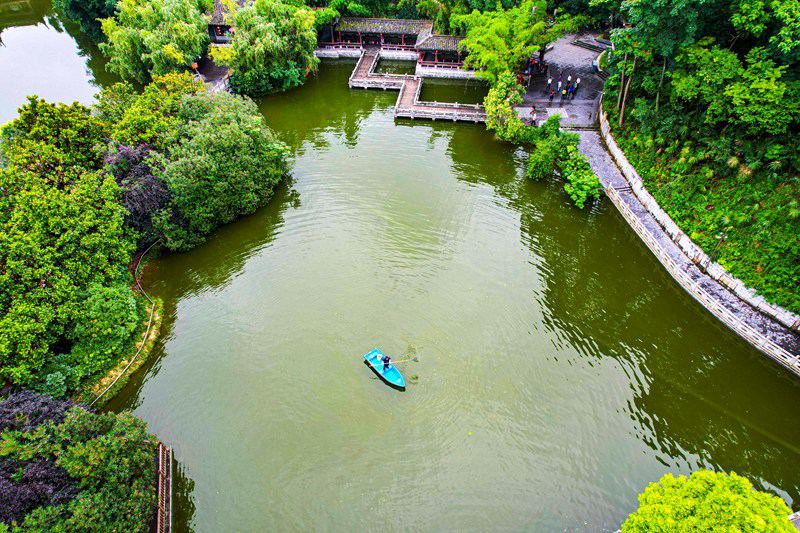 貴州黔西：巡湖護(hù)綠公園美。