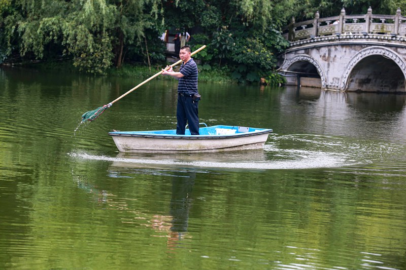 貴州黔西：巡湖護綠公園美。