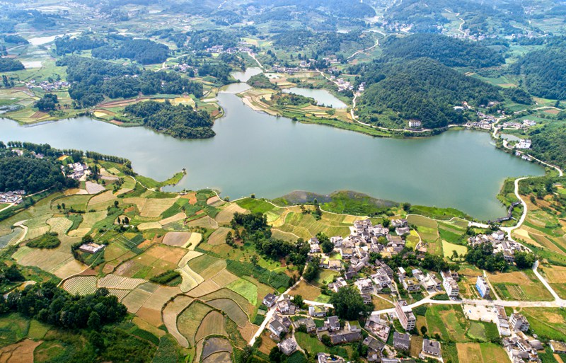 2022年6月21日拍攝的貴州省黔西市綠化白族彝族鄉(xiāng)大海子村（無人機(jī)照片）。