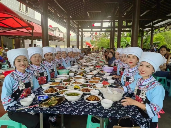 長順少數(shù)民族同胞歡度“六月六”。