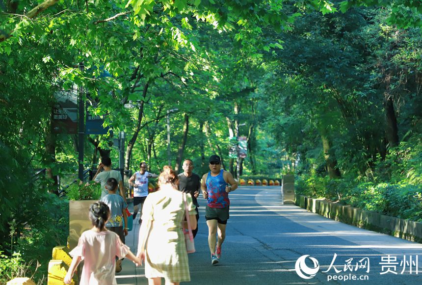 市民在阿哈湖公園游玩、跑步。人民網(wǎng) 顧蘭云攝