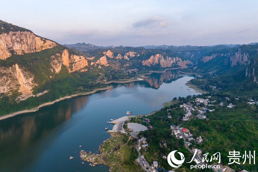 航拍貴州省畢節(jié)市黔西市新仁苗族鄉(xiāng)化屋村。人民網(wǎng) 涂敏攝