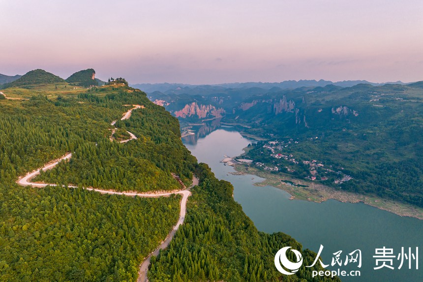 航拍貴州省畢節(jié)市黔西市新仁苗族鄉(xiāng)化屋村。人民網(wǎng) 涂敏攝