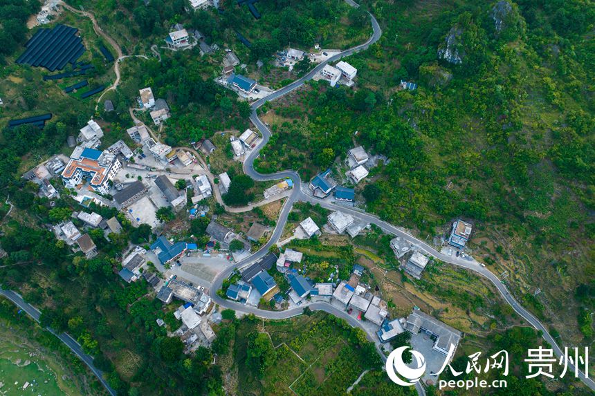 航拍貴州省畢節(jié)市黔西市新仁苗族鄉(xiāng)化屋村。人民網(wǎng) 涂敏攝