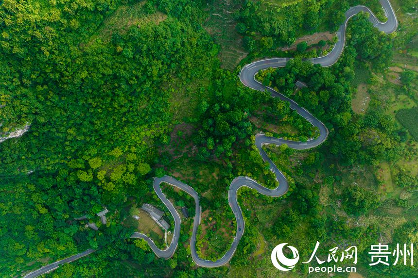 航拍化屋村的鄉(xiāng)村公路。人民網(wǎng) 涂敏攝