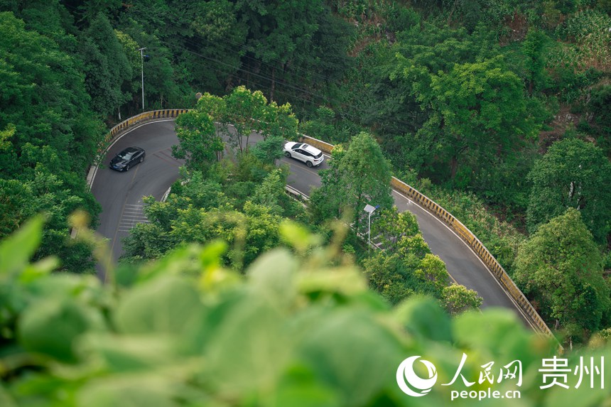 化屋村的鄉(xiāng)村公路。人民網(wǎng) 涂敏攝