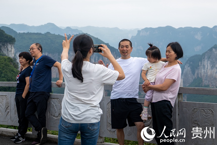 游客在化屋村烏江百里畫廊觀景臺打卡拍照。人民網(wǎng) 陽茜攝