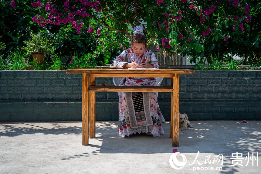 化屋村異地扶貧搬遷點內(nèi)，苗族同胞正在制作苗族傳統(tǒng)蠟染。人民網(wǎng) 涂敏攝