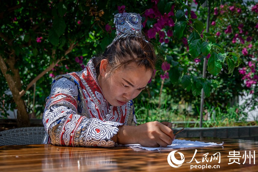 化屋村異地扶貧搬遷點內，苗族同胞正在制作苗族傳統(tǒng)蠟染。人民網(wǎng) 涂敏攝