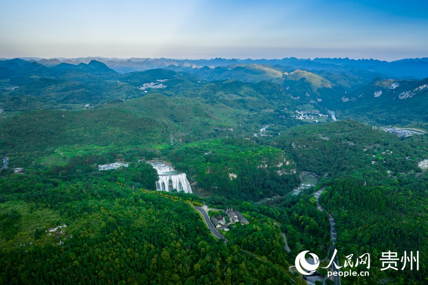航拍黃果樹國家重點(diǎn)風(fēng)景名勝區(qū)全景。人民網(wǎng) 涂敏攝