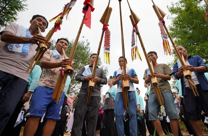 8月5日，苗族村民在吹奏傳統(tǒng)蘆笙。