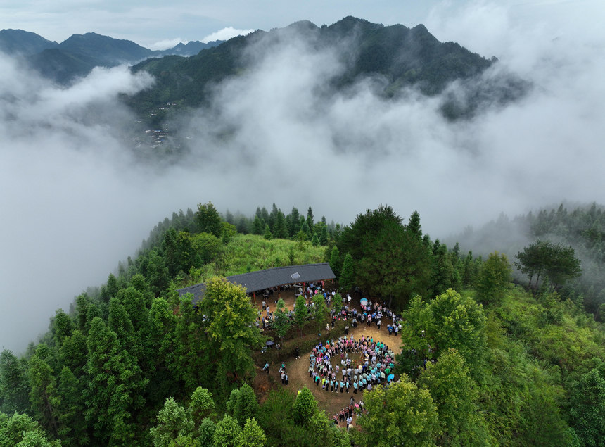8月5日，苗族村民在山頂上跳蘆笙舞（無人機照片）。