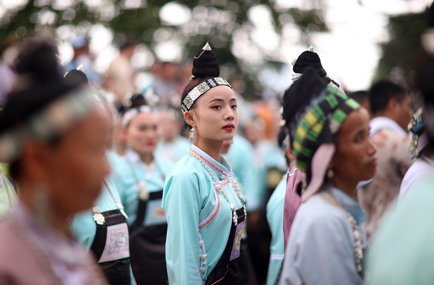 8月5日，身著節(jié)日盛裝的苗族村民參加爬坡節(jié)。