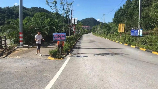 西秀區(qū)雙堡鎮(zhèn)：全力整治“四好農(nóng)村路” 提升人居環(huán)境“顏值”。