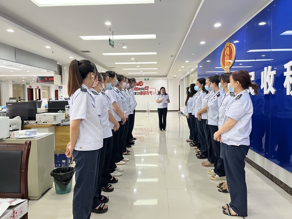 圖1：全體辦稅工作人員利用工作時(shí)間前召開(kāi)晨會(huì)學(xué)習(xí)。
