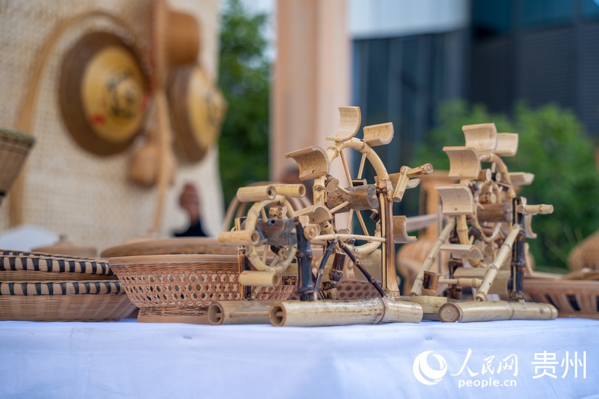 山地生活消費與非遺傳承展現(xiàn)場展示的三穗竹編作品。人民網(wǎng) 涂敏攝