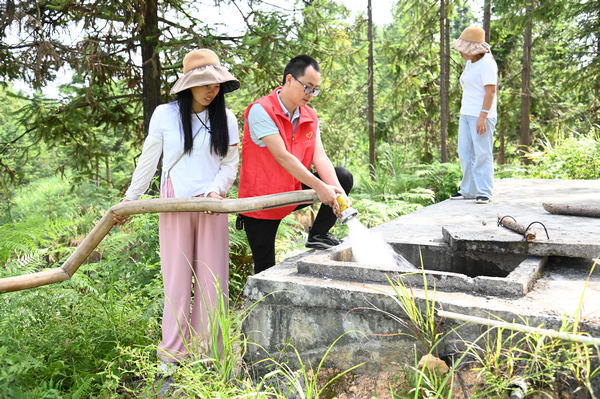 凝心聚力抗旱保民生。