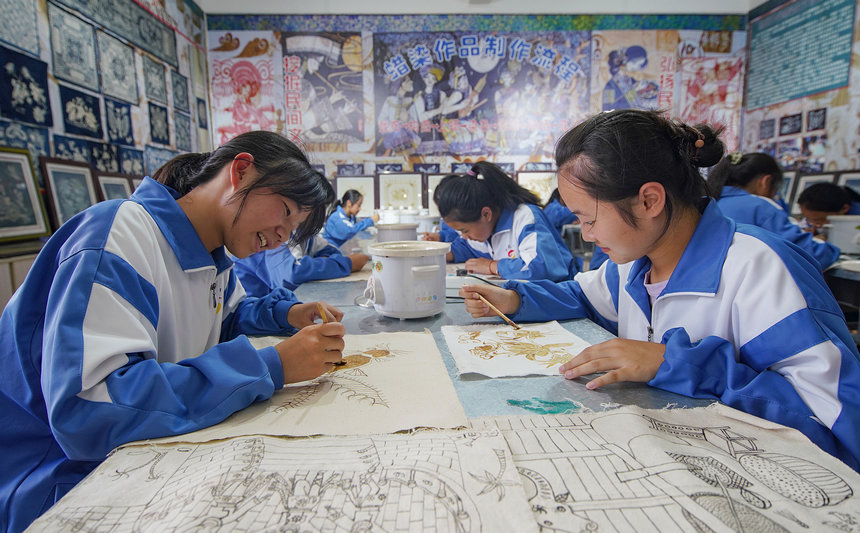 8月25日，學(xué)生在藝術(shù)課上體驗苗族蠟染繪畫。
