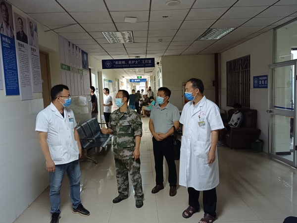 圖一為縣人武部部長胡冠軍到縣征兵體檢站督導。