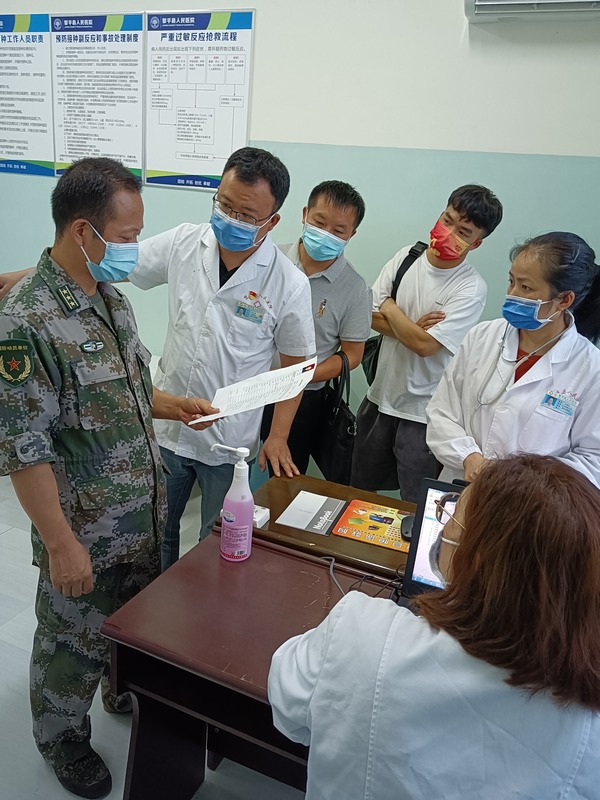 圖二為縣人武部部長胡冠軍到縣征兵體檢站督導，并看望體檢醫(yī)生。.jpg