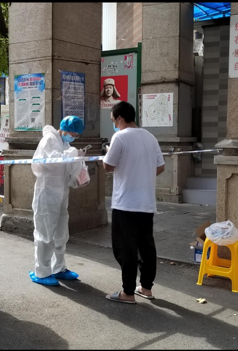 簡(jiǎn)瑞在抗疫一線。