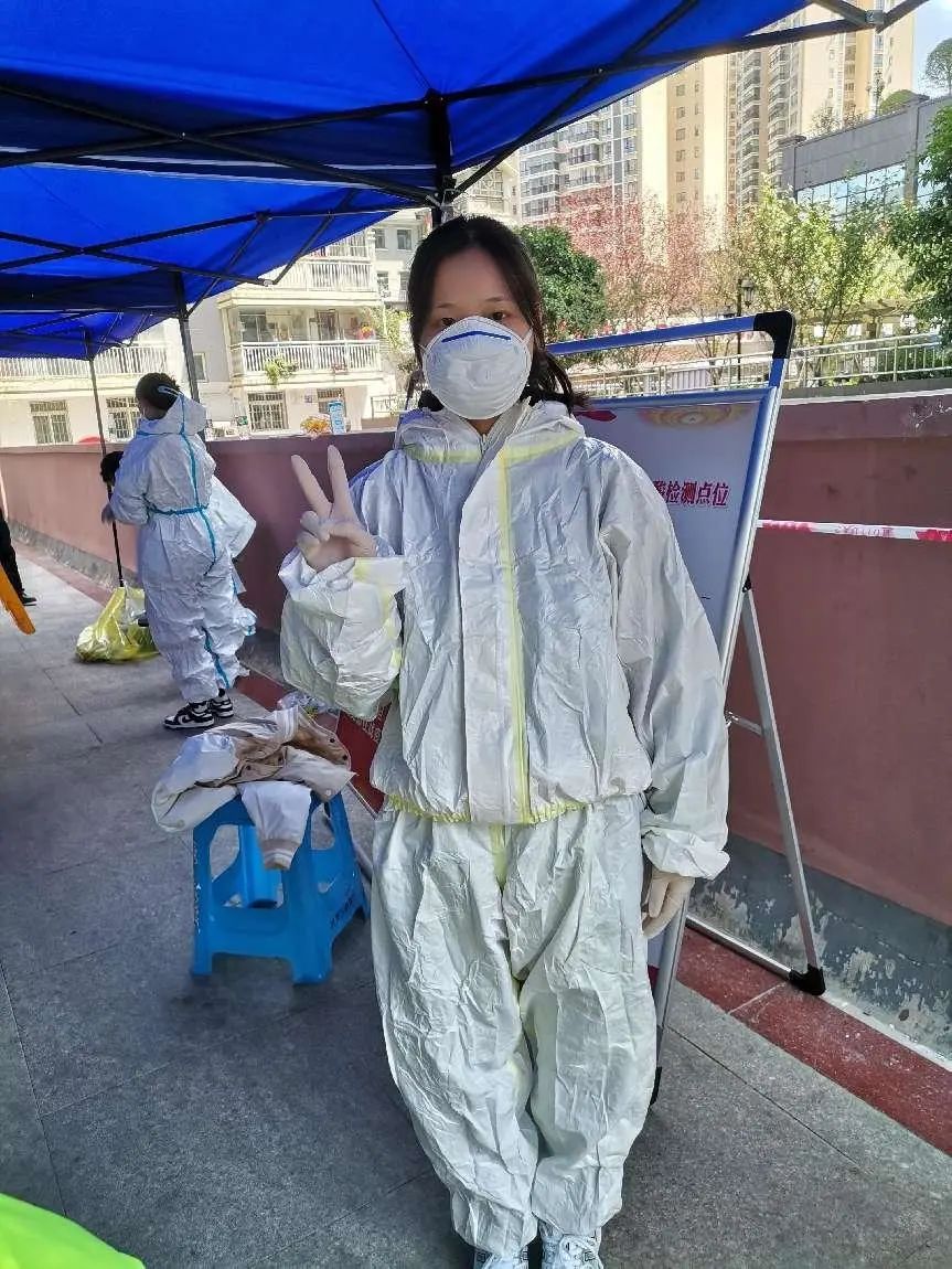 王紅在志愿者服務(wù)現(xiàn)場。