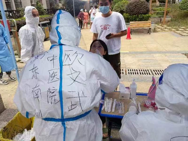 正在為居民采集核酸的歐文武。受訪者供圖