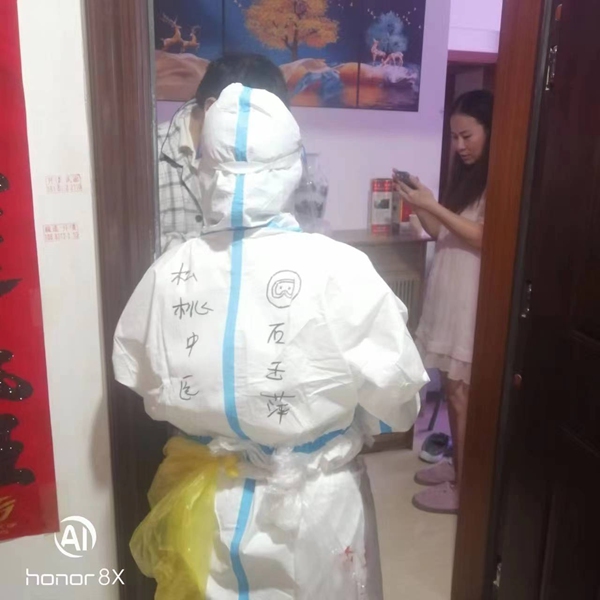 石玉萍上門采核酸。