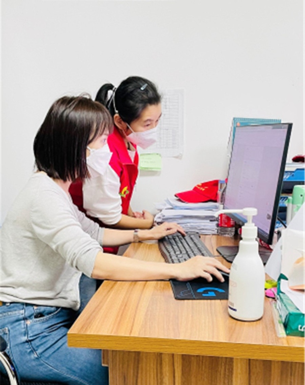 1 志愿者配合社區(qū)工作人員操作小程序。受訪者供圖
