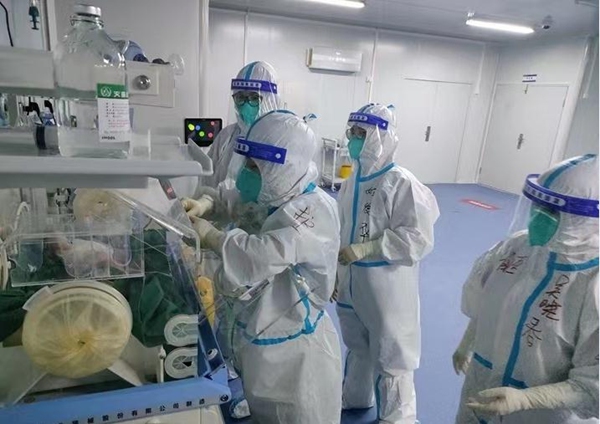 兒科醫(yī)務(wù)人員正在ICU病房忙碌。