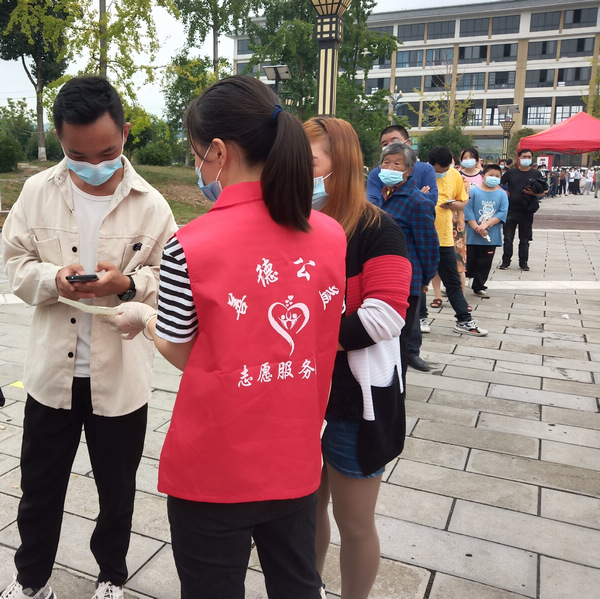 10.貴州省善德公益基金會(huì)志愿者在卡點(diǎn)為群眾提供服務(wù)。