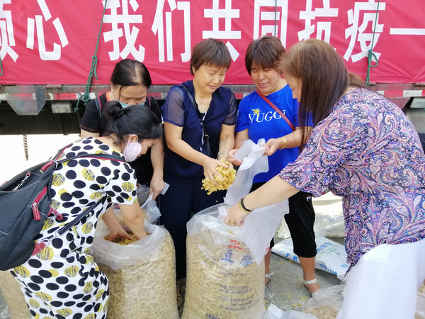 分揀物資。羅福成攝