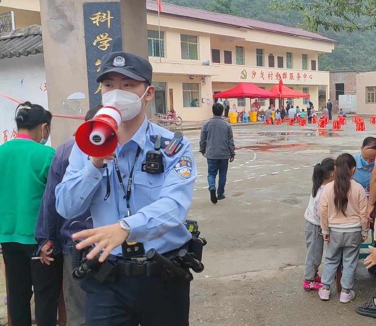 何金澔在核酸采集點維護(hù)秩序。普定縣公安局供圖