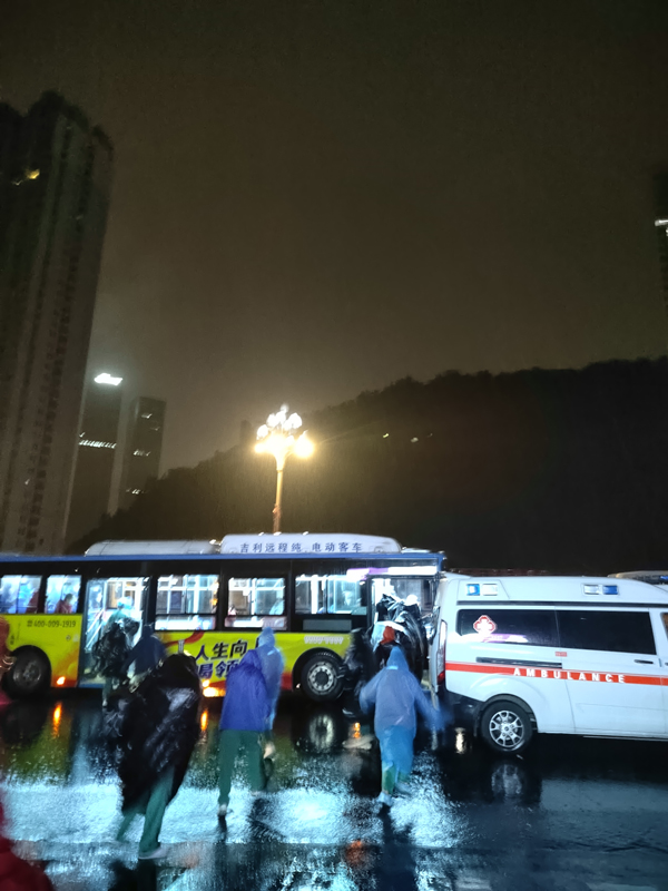 醫(yī)療隊(duì)在大雨中前行。