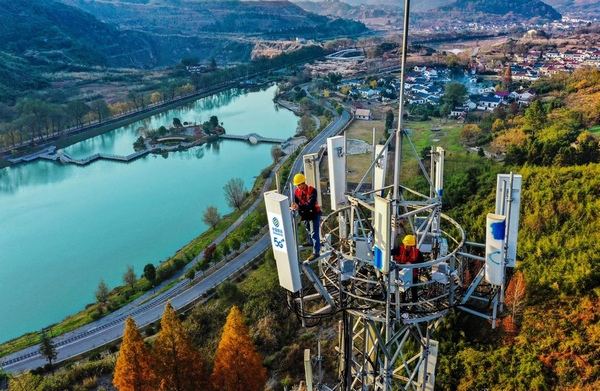 1 圖為通過(guò)深入實(shí)施“5G+”計(jì)劃，中國(guó)移動(dòng)已建成覆蓋全國(guó)、技術(shù)先進(jìn)、品質(zhì)優(yōu)良的全球最大5G精品網(wǎng)。