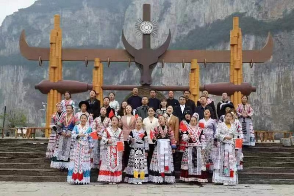 宣講員與村民們共唱《歌唱祖國(guó)》。