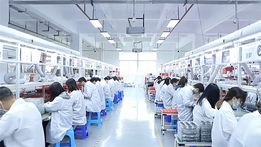 深圳聚集了大量的眼鏡行業(yè)技術(shù)工人。深圳市眼鏡行業(yè)協(xié)會供圖