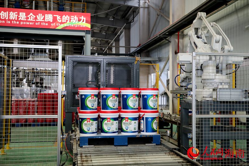 洋浦東方雨虹建筑材料有限公司生產的產品。人民網 符武平攝