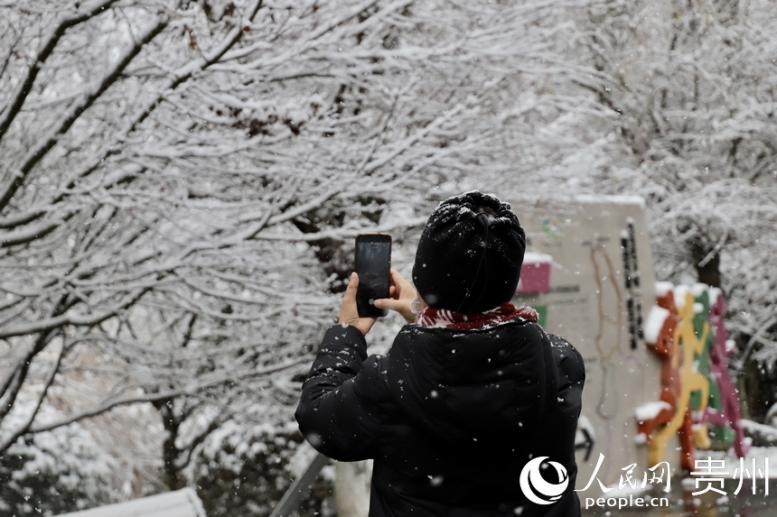 市民用手機(jī)拍攝雪景。人民網(wǎng) 顧蘭云攝