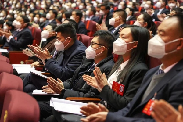與會(huì)人員熱烈鼓掌。