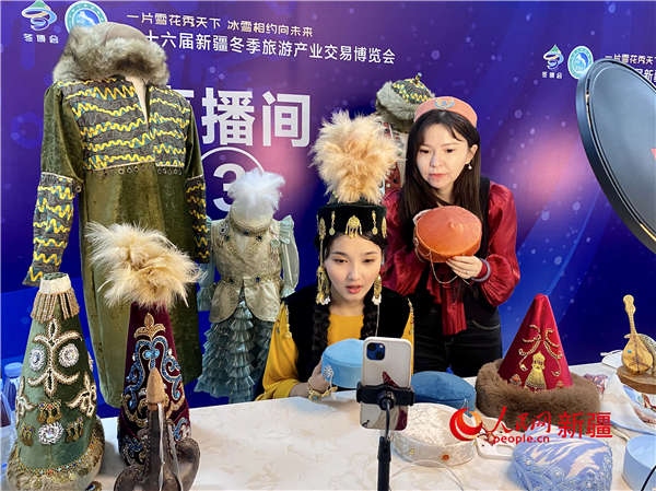 展會現(xiàn)場開展直播帶貨。人民網(wǎng) 李龍攝