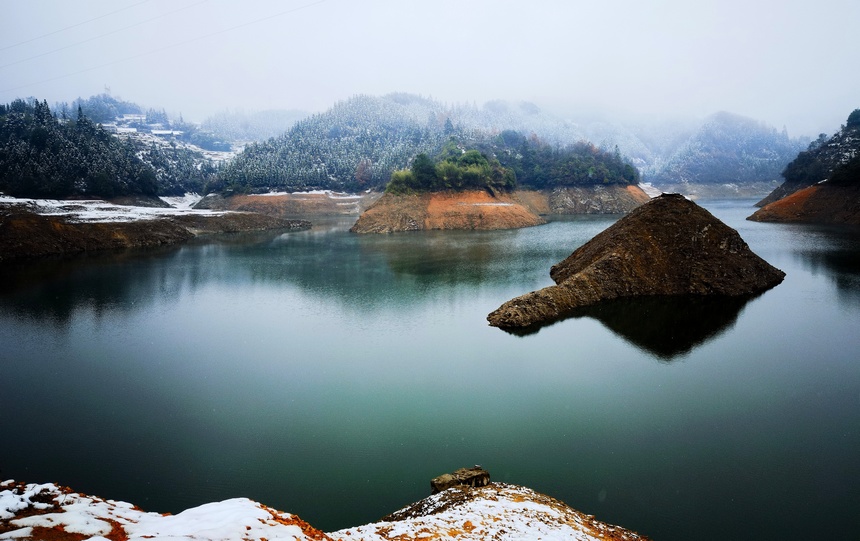 2022年12月28日，雪落水靜——黔東南州潤(rùn)松水庫(kù)。雷博林?jǐn)z
