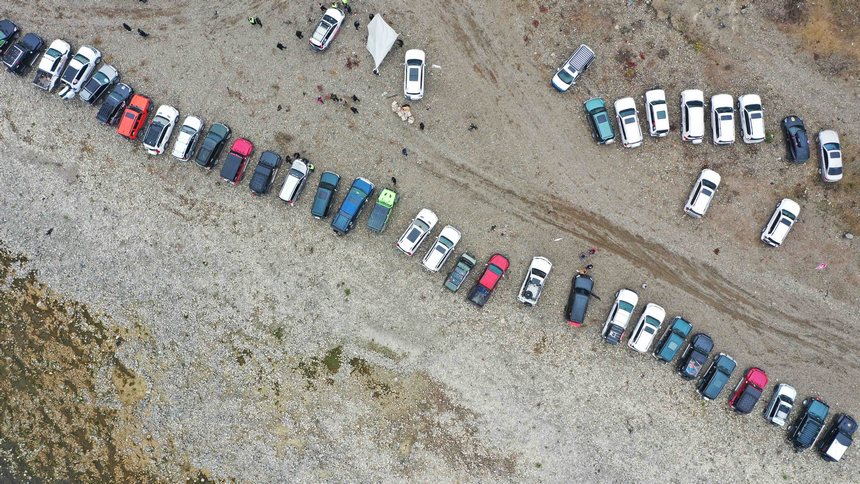 １月１日，越野車愛(ài)好者在貴州省黔東南州劍河縣開(kāi)展越野車競(jìng)技。