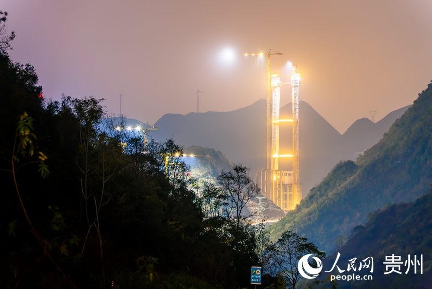 夜色下的花江峽谷大橋施工現(xiàn)場(chǎng)。人民網(wǎng) 涂敏攝