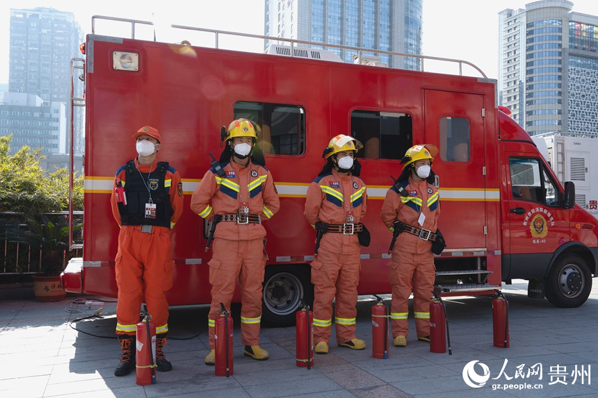 消防員在會場外保障工作。人民網(wǎng) 陽茜攝
