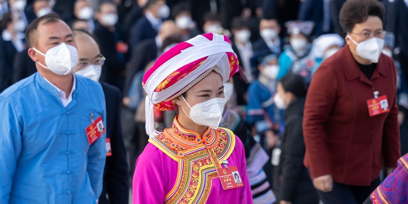 身著少數(shù)民族服裝的代表步入會(huì)場(chǎng)。 人民網(wǎng)記者 涂敏攝