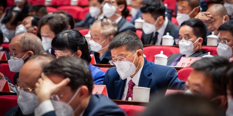 參會(huì)代表聽取政府工作報(bào)告。人民網(wǎng)記者 涂敏攝